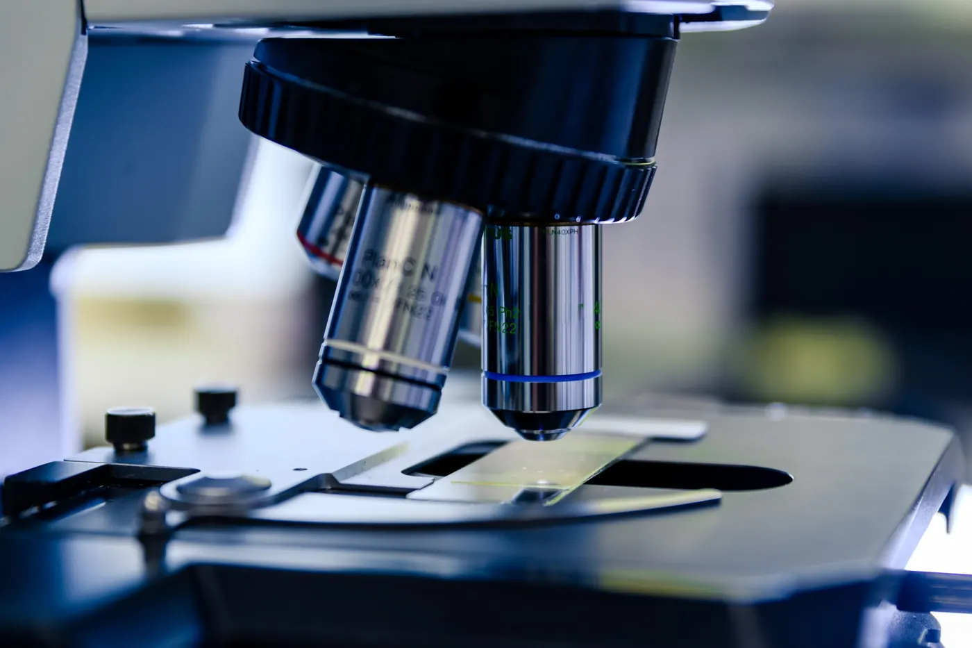 Análise laboratorial em microscópio no LabCentro